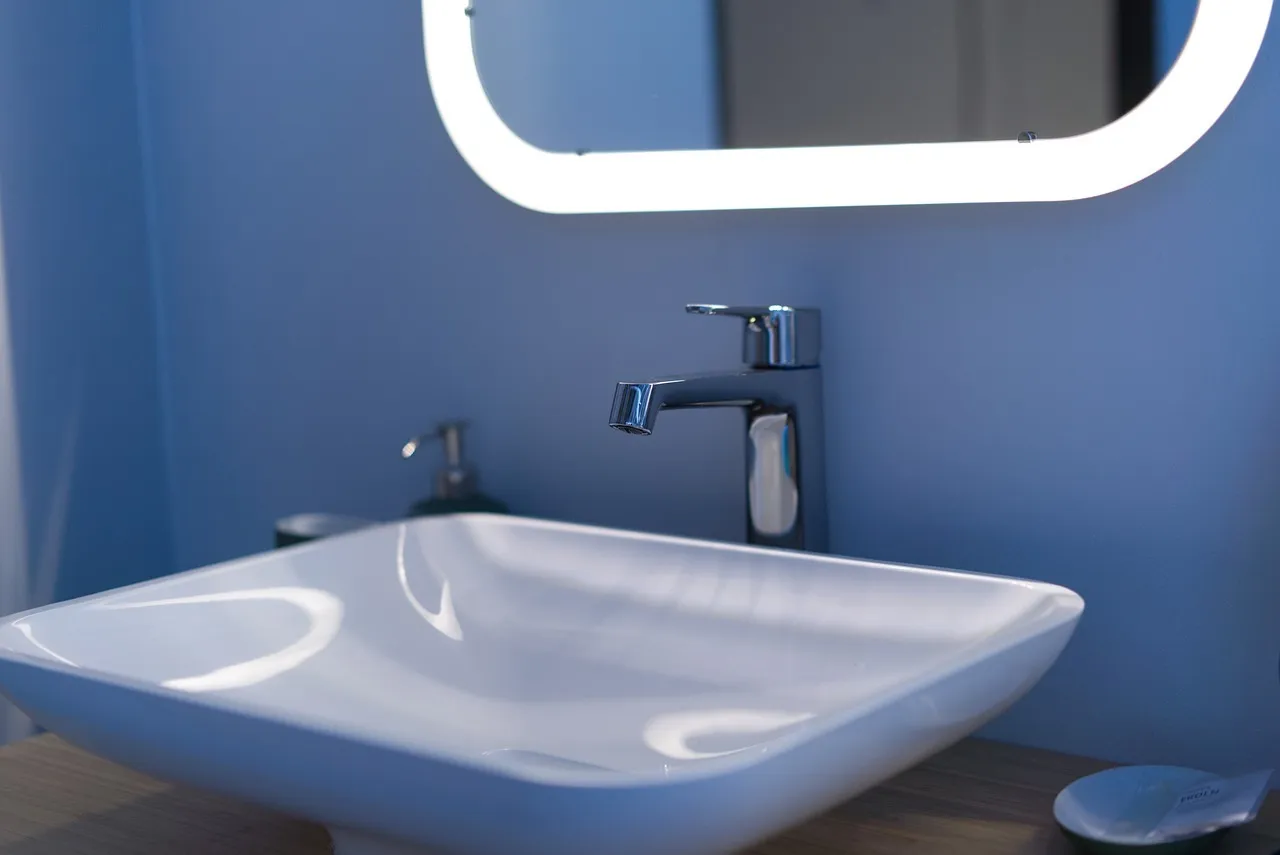 Comment fixer mon lavabo au mur ?