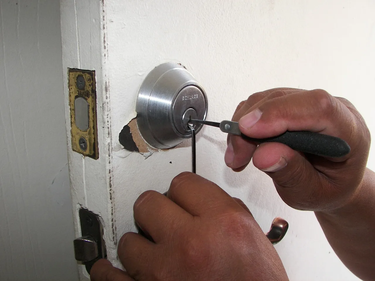 Quelles sont les obligations d’un serrurier en service ?