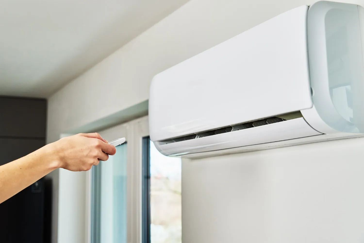 Ajustement de la température à la main sur le climatiseur