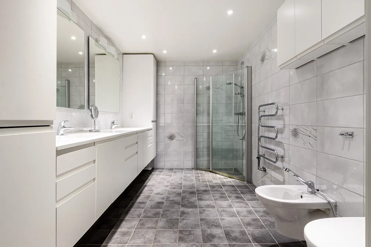Choisir et installer un plafonnier LED dans la salle de bain