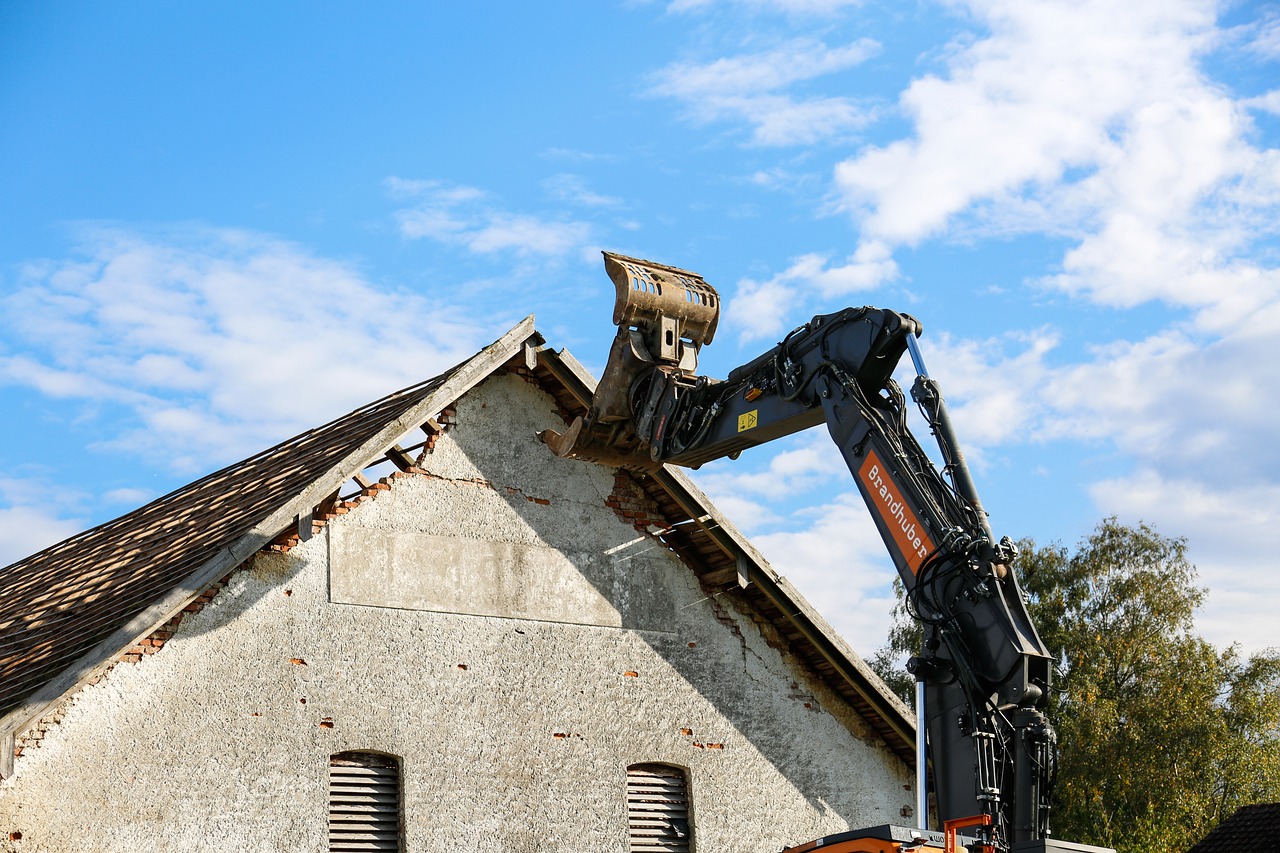 Démolition maison : secrets et surprises derrière les murs abattus