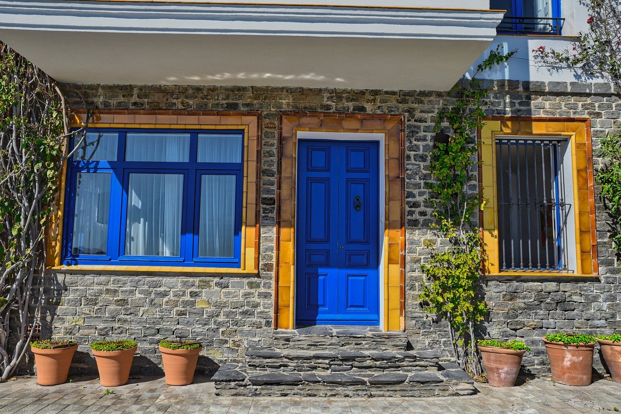 Le rôle des portes d’entrée et fenêtres dans la menuiserie moderne