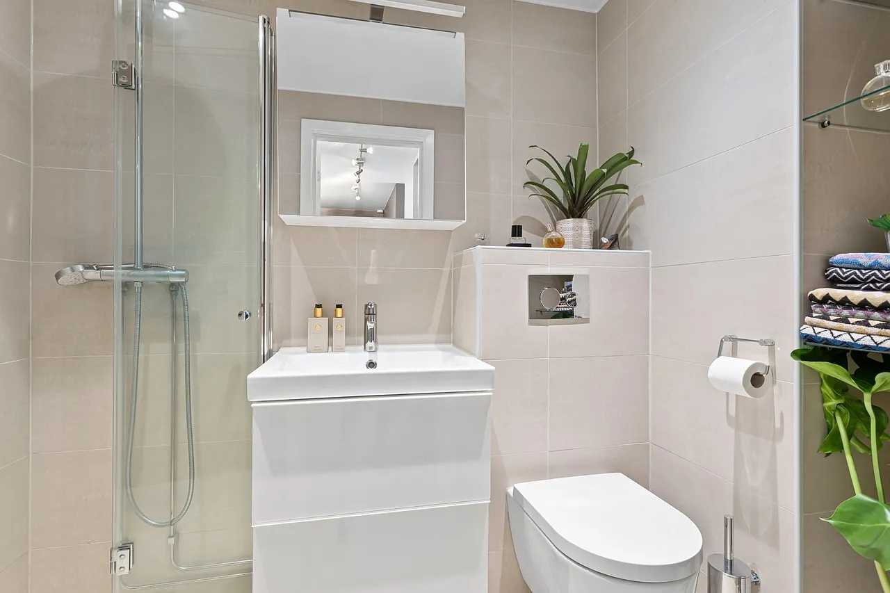 Comment maximiser la luminosité dans une salle de bain sans fenêtre ?