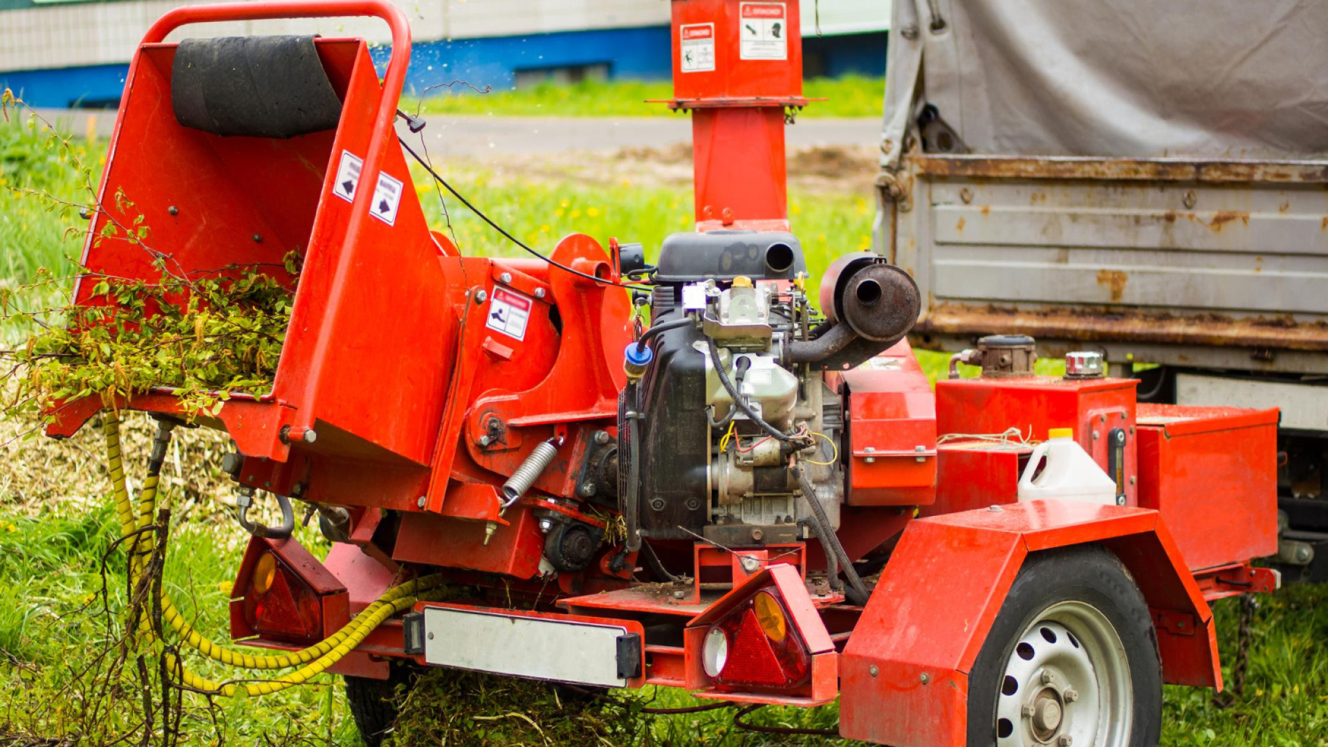 Broyeur thermique ou électrique : lequel choisir pour un usage régulier ?
