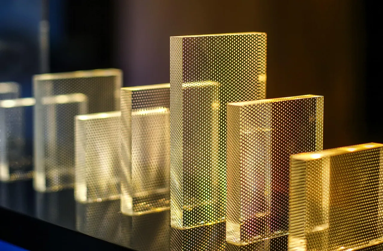 Plexiglass sur mesure : une alternative moderne et polyvalente au verre