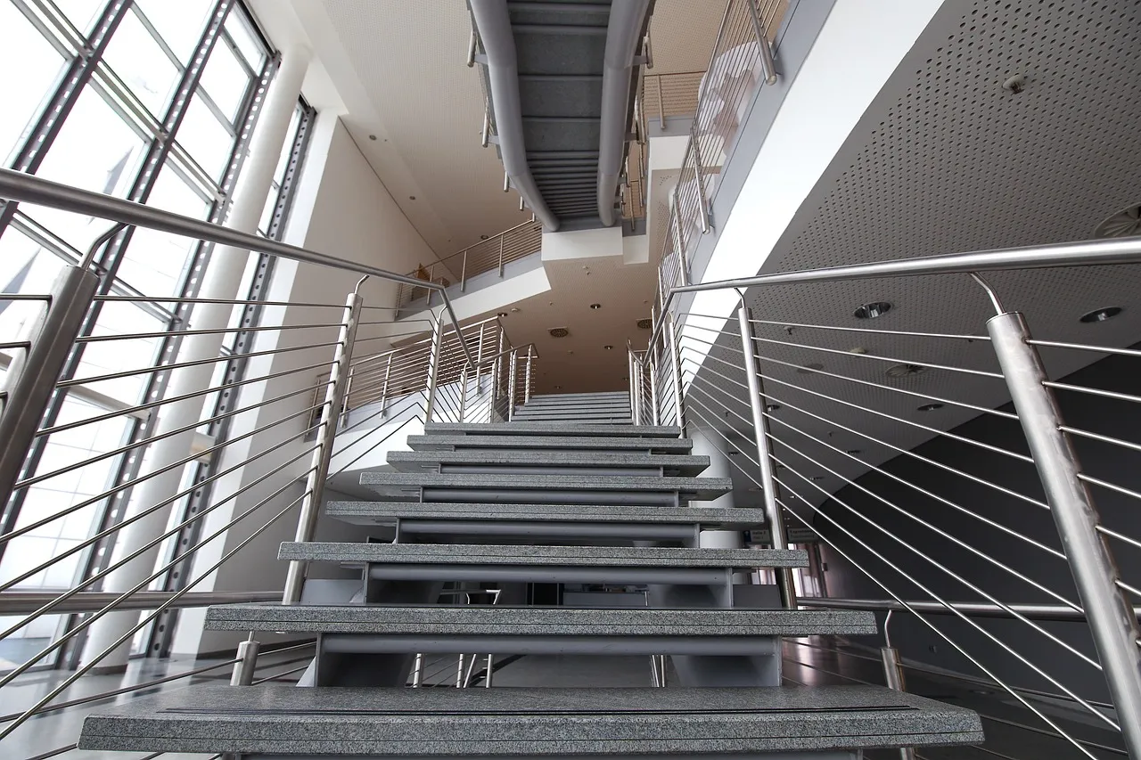 Les escaliers en verre : un élément audacieux pour votre maison de design