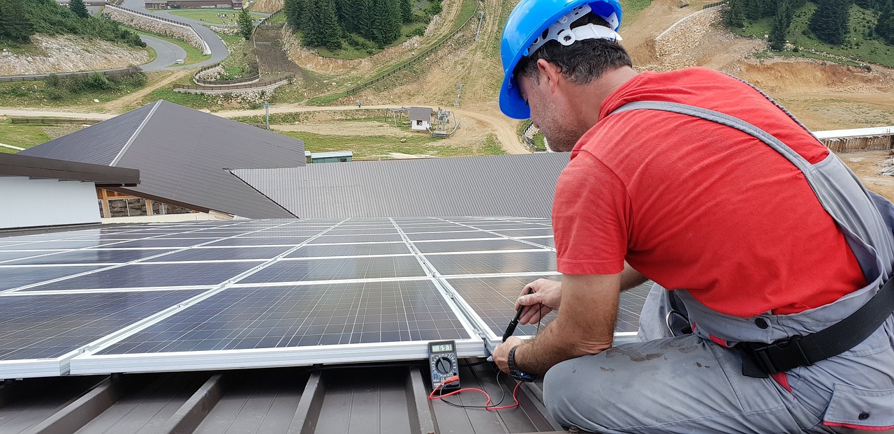 Pourquoi opter pour un panneau solaire sur bac acier : tous les avantages