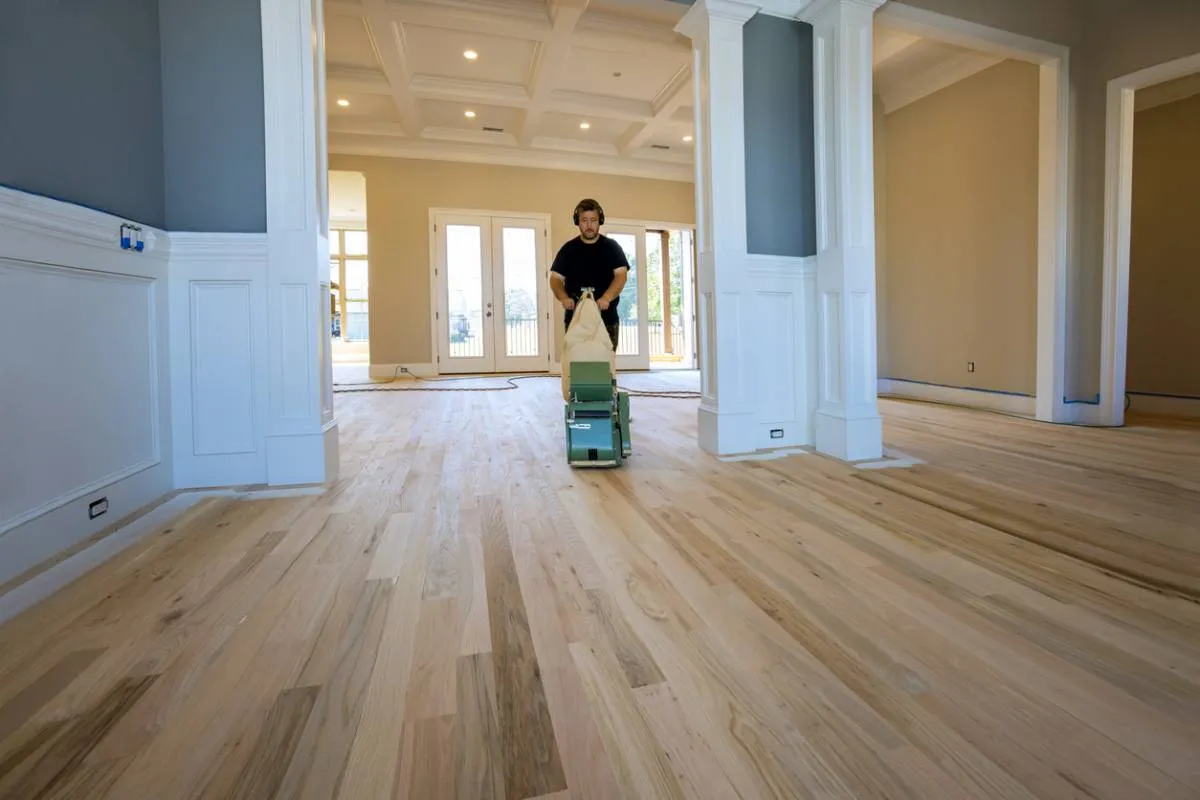 Rénovation de parquet dans un appartement parisien : ponçage, vitrification ou cire, comment choisir ?