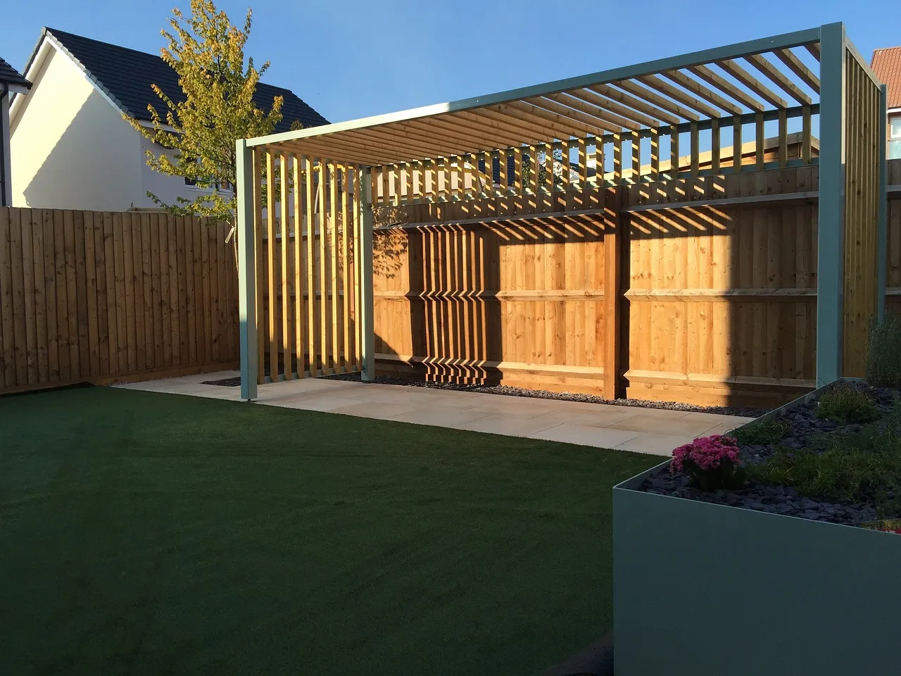 Gros plan sur deux avantages des lames orientables pour pergola bioclimatique