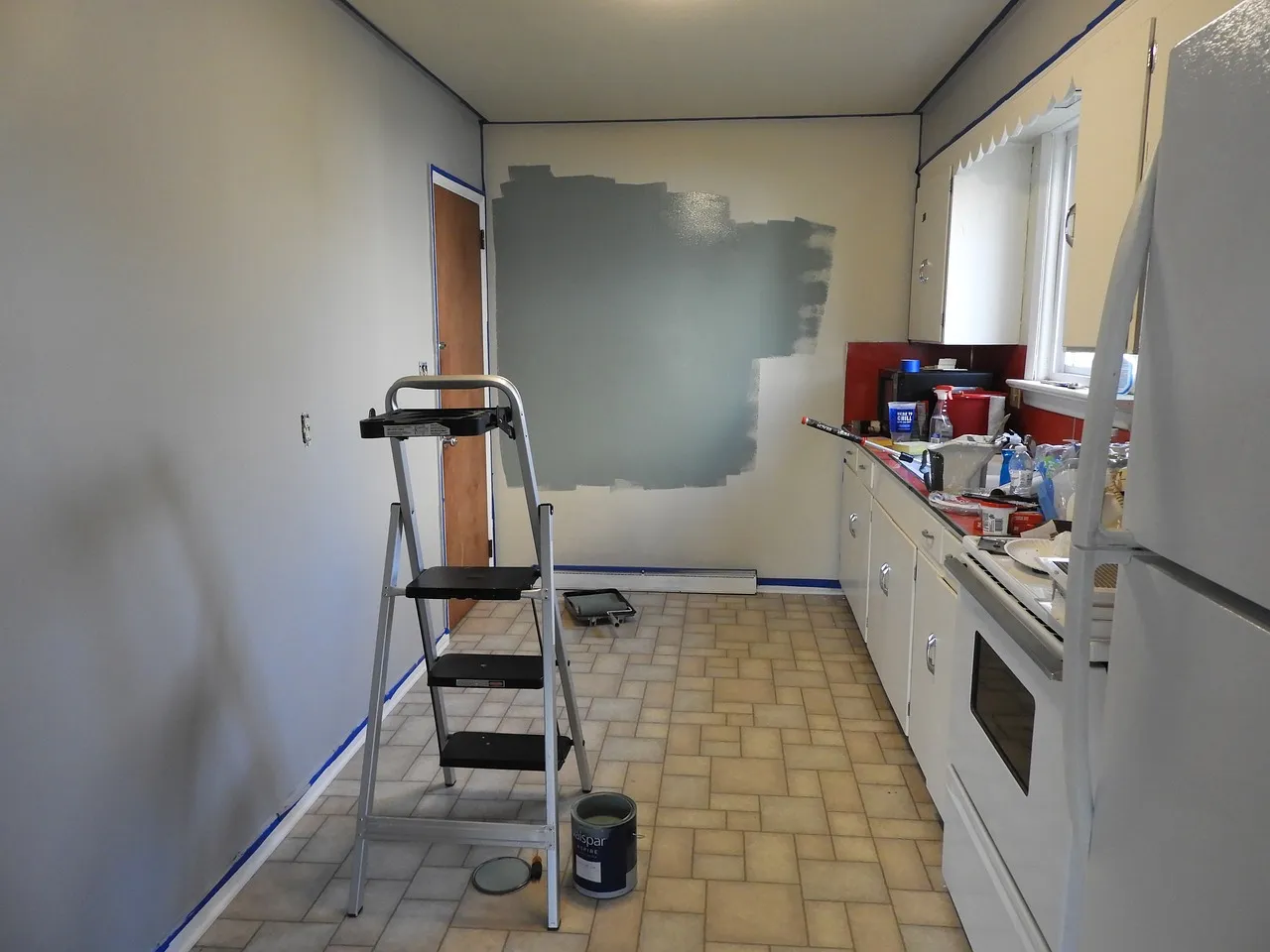 Comment peindre une cuisine sans poncer et avec une seule peinture multi-support ?