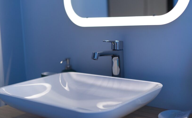 Comment_fixer_mon_lavabo_au_mur_?
