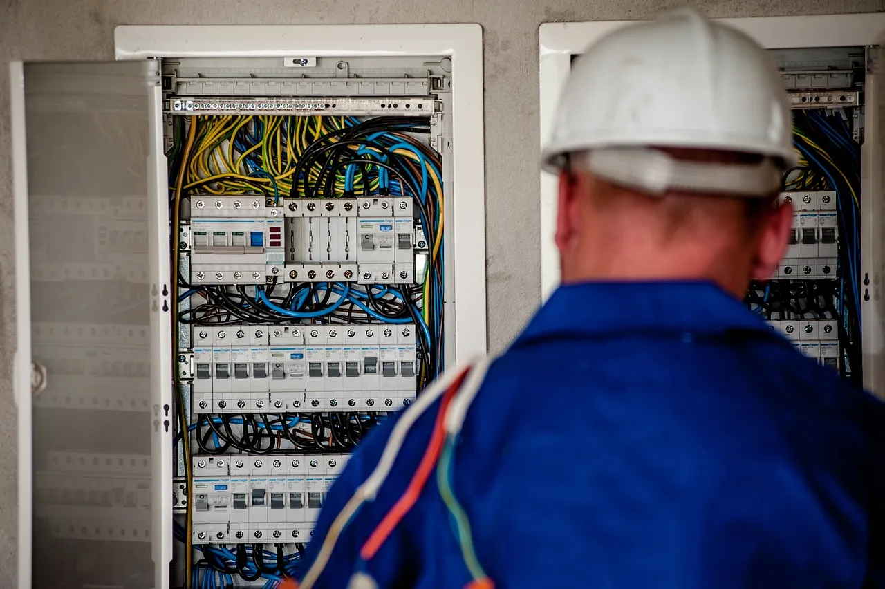 Maintenance de la chaîne électrique : 6 pratiques essentielles pour prévenir les pannes