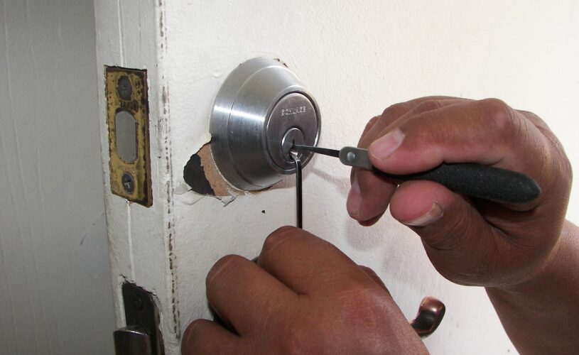 Quelles_sont_les_obligations_d_un_serrurier_en_service_?