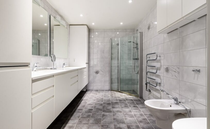Choisir_et_installer_un_plafonnier_LED_dans_la_salle_de_bain