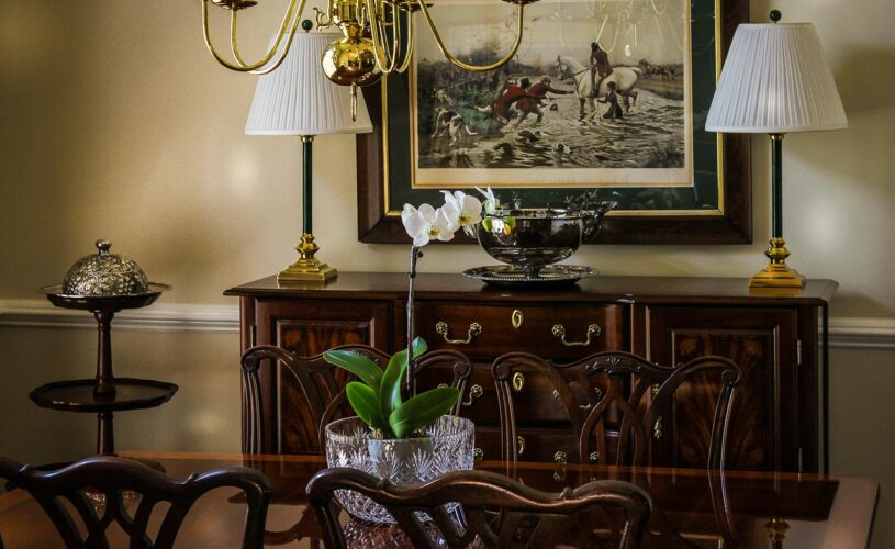 Comment_accrocher_des_cadres_ou_des_tableaux_à_l’aide_d’une_cimaise_?