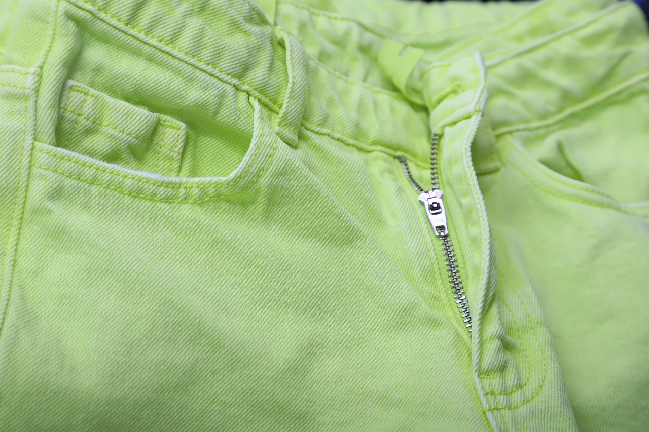 Quelles sont les matières utilisées par les spécialistes pour concevoir les pantalons pour travailleurs artisanaux ?