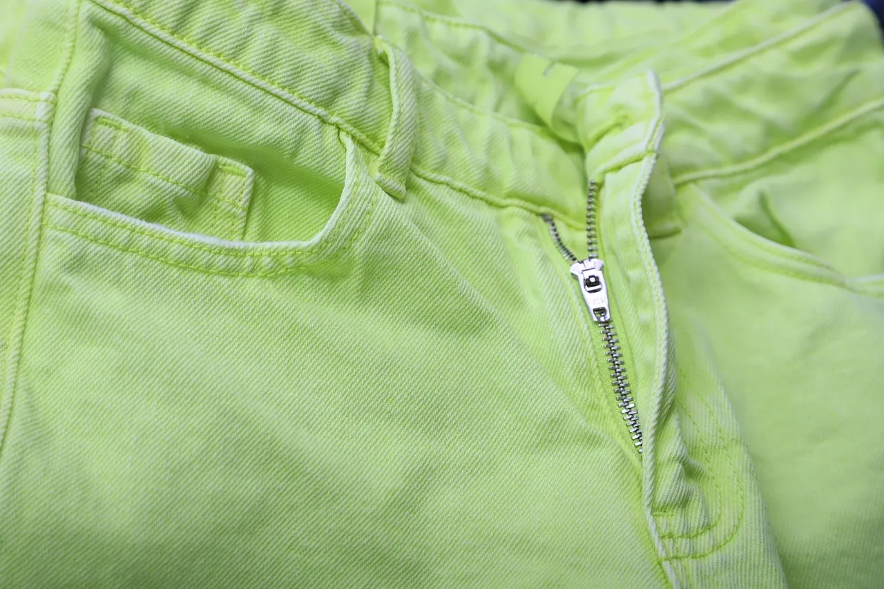Quelles sont les matières utilisées par les spécialistes pour concevoir les pantalons pour travailleurs artisanaux ?