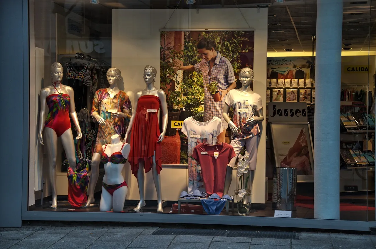 Protection de vitrine magasin : installation de panneaux en bois OSB et contreplaqués