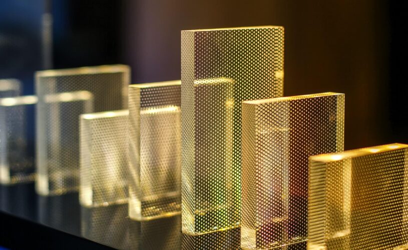 Plexiglass sur mesure : une alternative moderne et polyvalente au verre