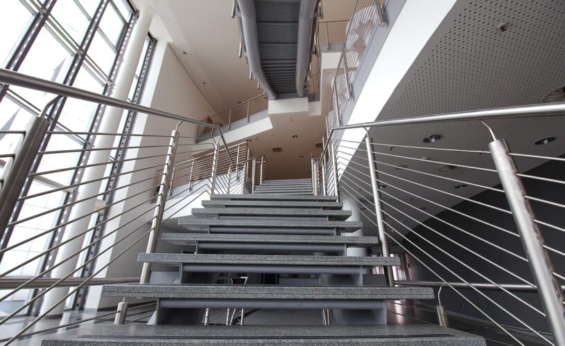 Les_escaliers_en_verre_:_un_élément_audacieux_pour_votre_maison_de_design
