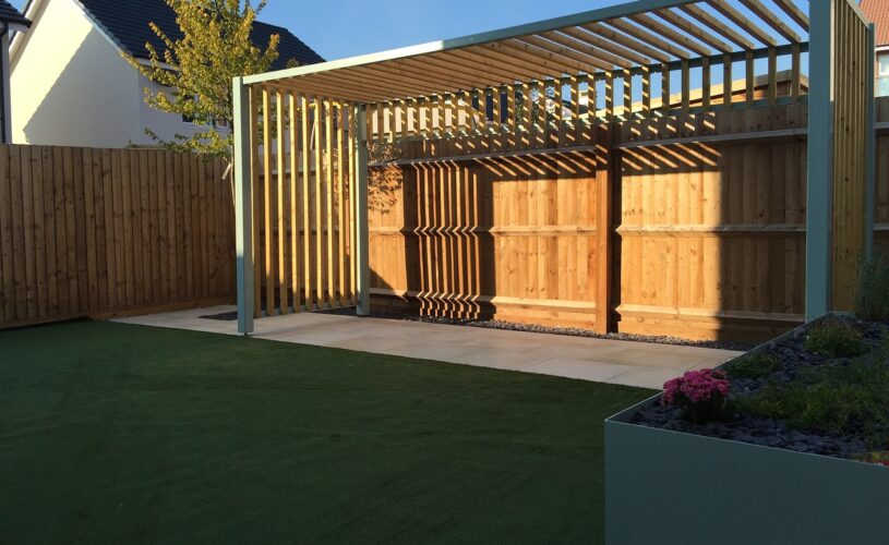 Gros_plan_sur_deux_avantages_des_lames_orientables_pour_pergola_bioclimatique