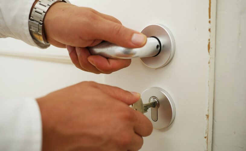 Dépannage_serrurerie_:_Comment_bien_sélectionner_l_artisan_serurrier_avec_qui_travailler_?