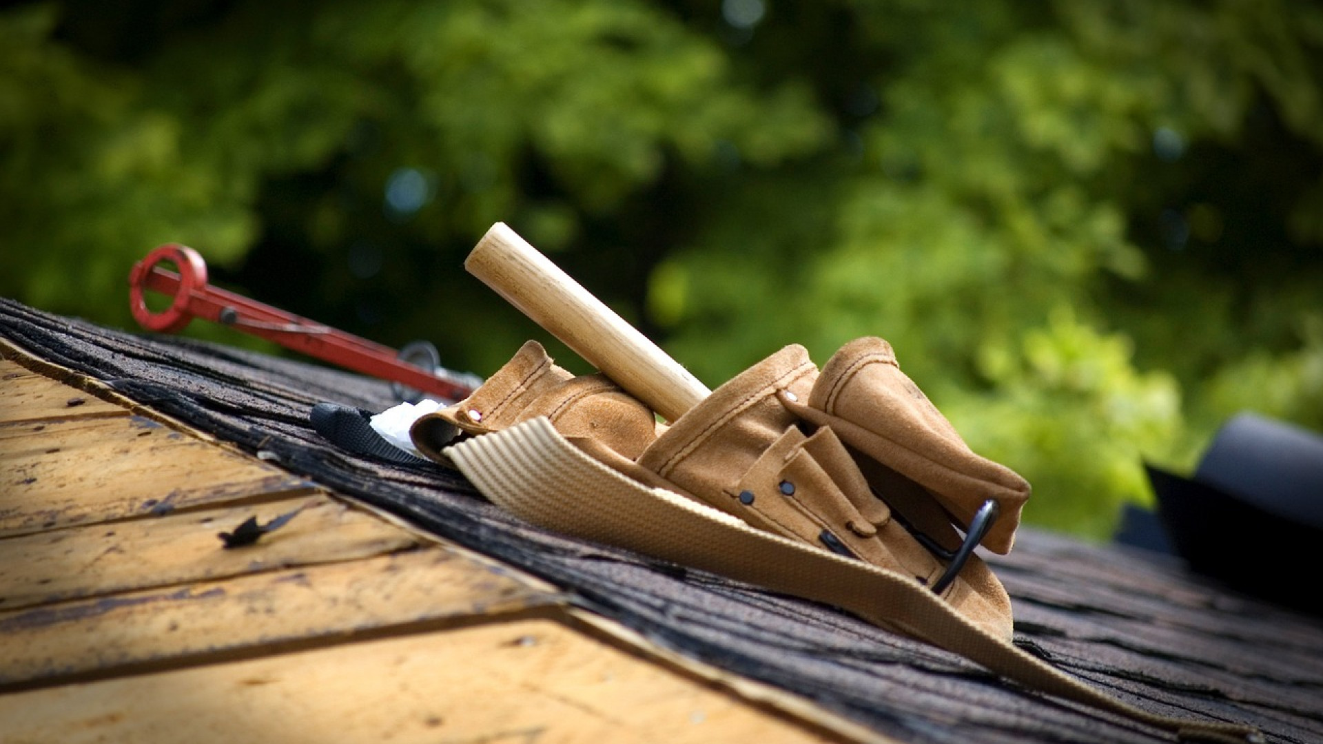 Rénovation de toiture : faut-il opter pour de l'ardoise, de la tuile ou du zinc ?
