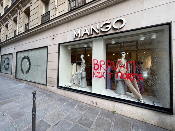 Protection de vitrine magasin : installation de panneaux en bois OSB et contreplaqués